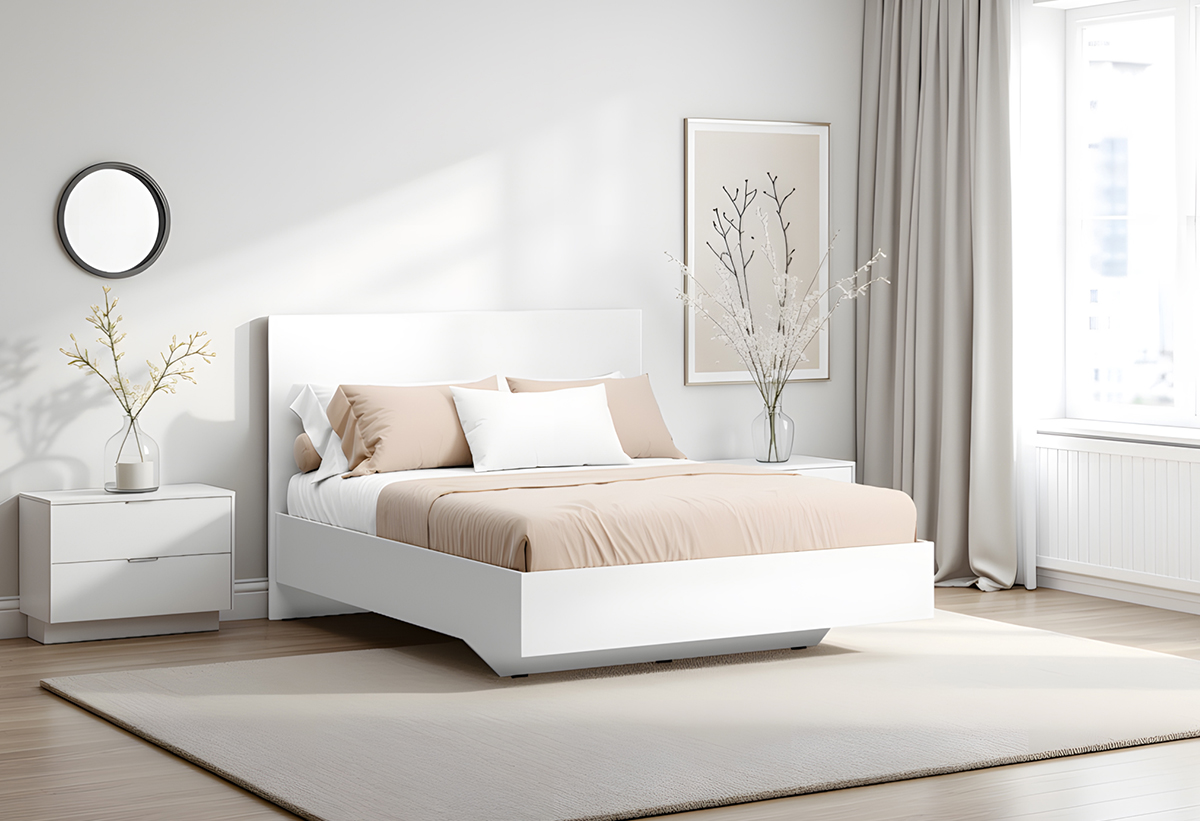 Απεικονίζεται το διπλό κρεβάτι σε ένα φωτρεινό υπνοδωμάτιο.